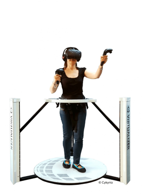 Pedana mobile di realtà virtuale del parco di divertimenti che spara al camminatore di Walker Simulator VR