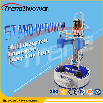 Il centro commerciale sta sul simulatore del parco a tema di volo VR con la fucilazione della pistola