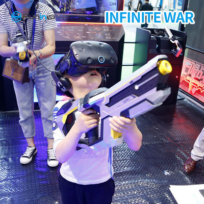 Simulatore di realtà virtuale di vista del video 360 che sta su guerra infinita