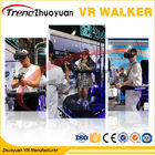 Pedana mobile con diversi giocatori di realtà virtuale del video gioco, cinema di moto 9D dell'aeroporto